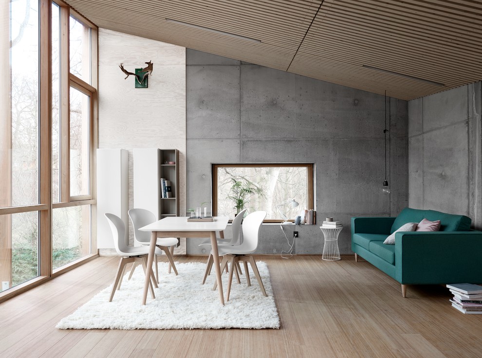Bild på en mellanstor minimalistisk matplats med öppen planlösning, med grå väggar och ljust trägolv