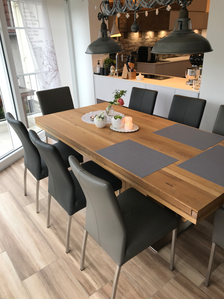 Exemple d'une salle à manger ouverte sur le salon scandinave de taille moyenne avec un mur blanc, un sol en carrelage de céramique et un sol marron.