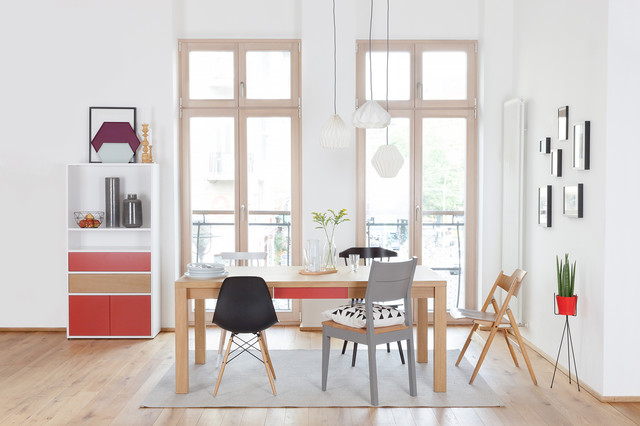 Esszimmer im skandinavischen Design mit roten Akzenten - Skandinavisch
