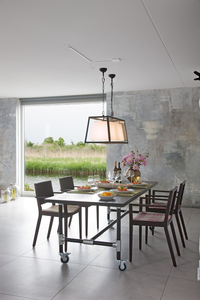 Idées déco pour une salle à manger contemporaine avec un mur gris.