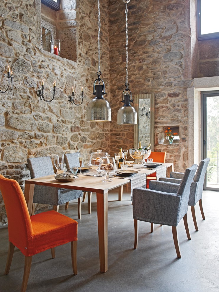Стильный дизайн: столовая в современном стиле с бетонным полом и бежевыми стенами - последний тренд