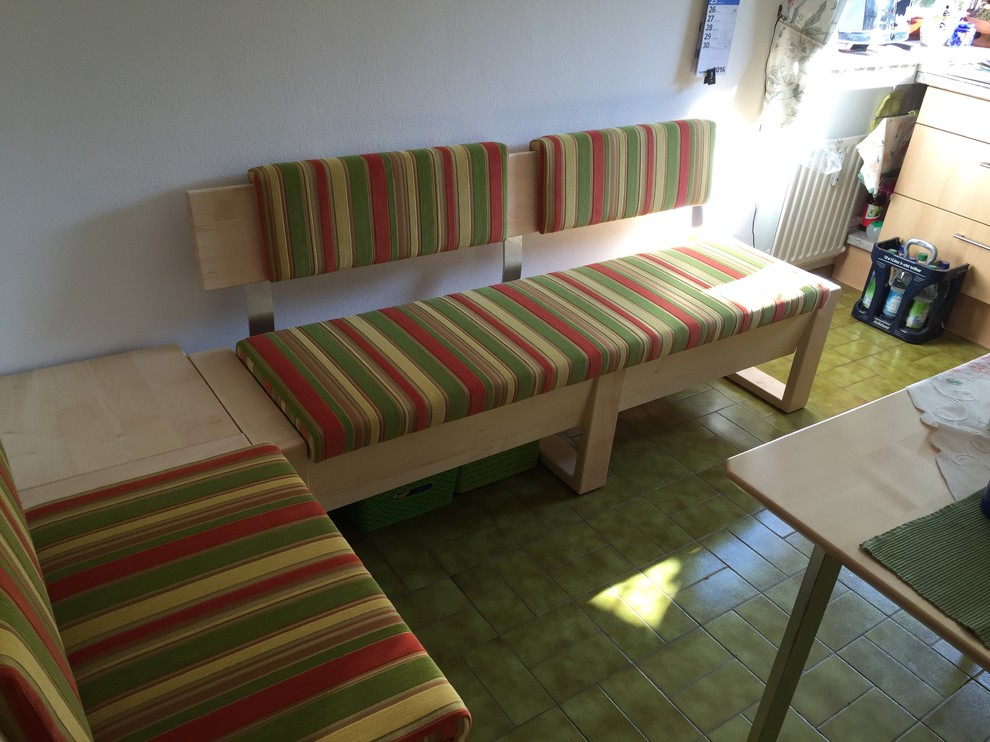 Idéer för en mellanstor modern matplats med öppen planlösning, med vita väggar, klinkergolv i porslin och grönt golv