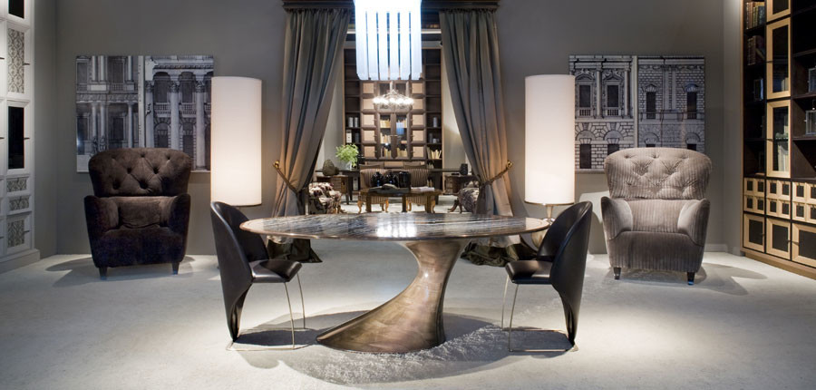 Идея дизайна: столовая в современном стиле с ковровым покрытием