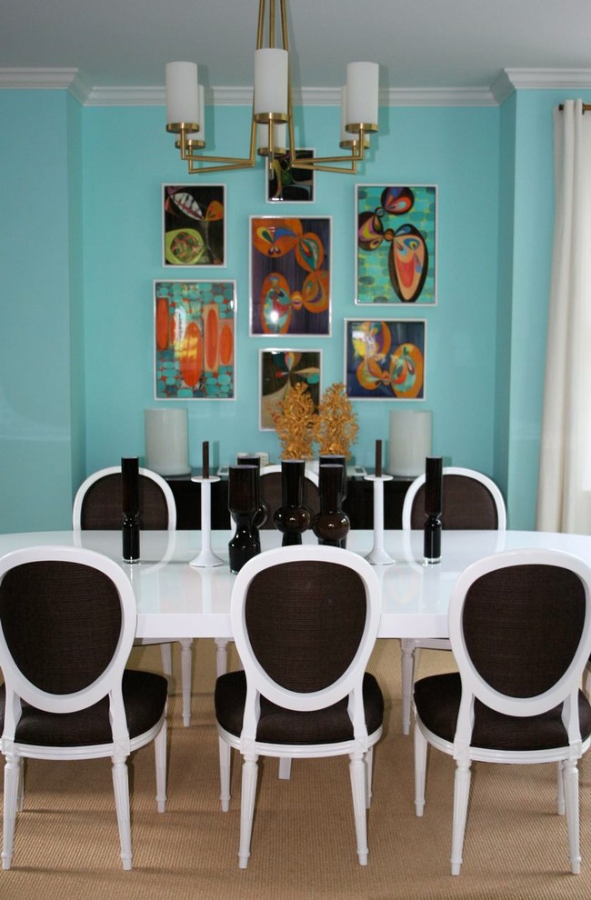 Ispirazione per una grande sala da pranzo design chiusa con pareti blu, moquette e pavimento marrone