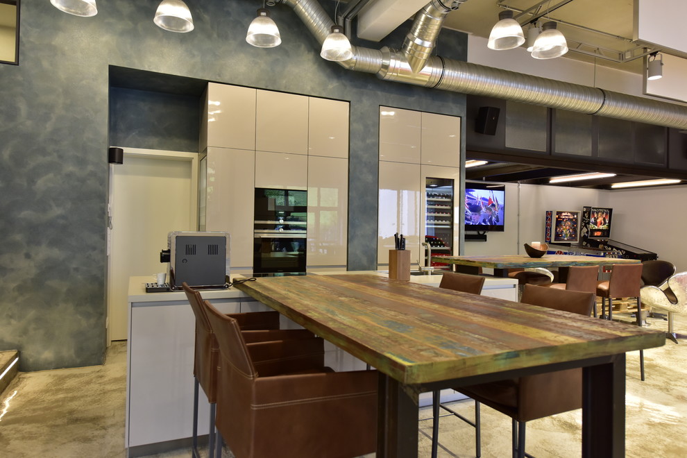 Inspiration för ett stort industriellt kök med matplats, med grå väggar, marmorgolv och vitt golv
