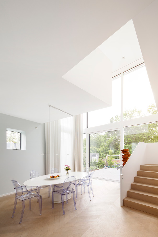 Источник вдохновения для домашнего уюта: гостиная-столовая среднего размера в современном стиле с серыми стенами и светлым паркетным полом без камина