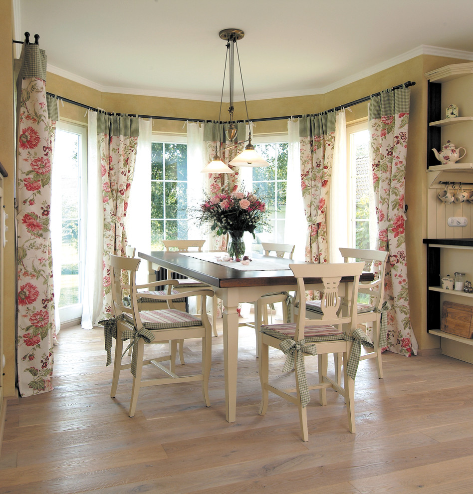 Inspiration for a country dining room remodel in Dusseldorf