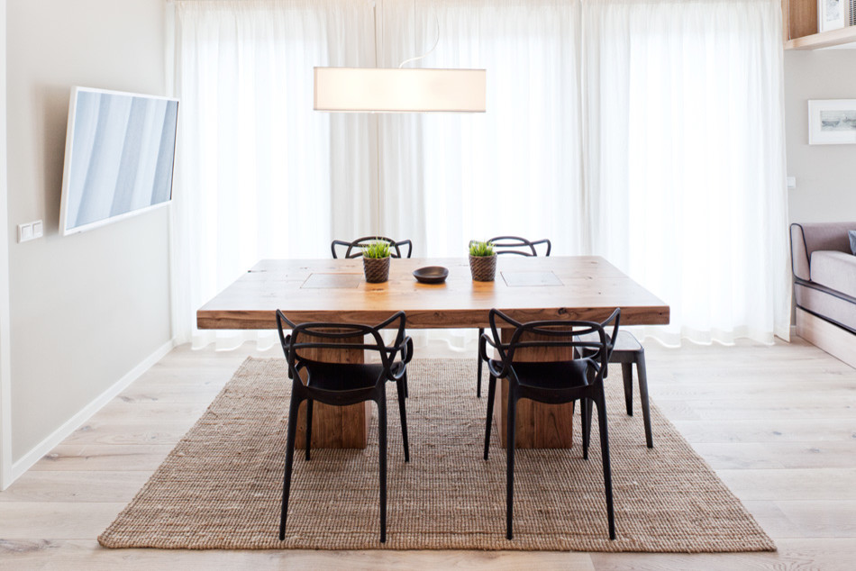 Immagine di una sala da pranzo contemporanea con pavimento in legno massello medio