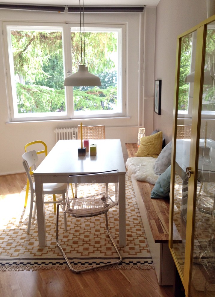 Foto di una piccola sala da pranzo aperta verso il soggiorno scandinava con pavimento in legno massello medio