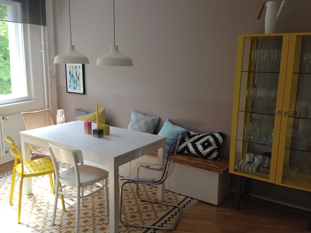 Idee per una piccola sala da pranzo aperta verso il soggiorno scandinava con pavimento in legno massello medio e pareti grigie