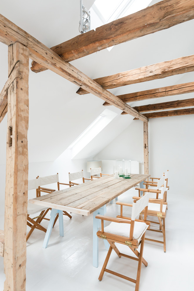 Пример оригинального дизайна: большая гостиная-столовая в скандинавском стиле с белыми стенами и светлым паркетным полом