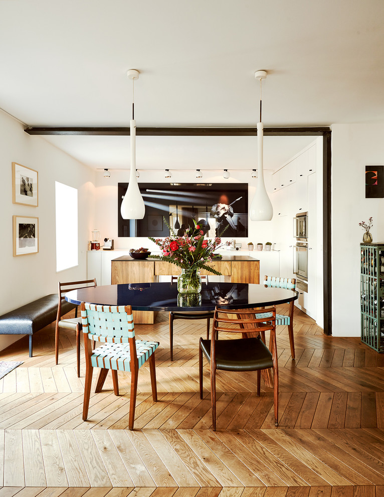 Esempio di una sala da pranzo aperta verso il soggiorno contemporanea di medie dimensioni con pareti bianche e pavimento in legno massello medio