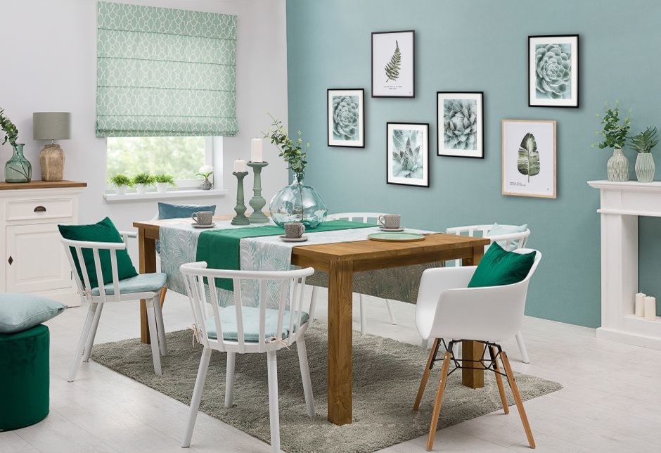 Ispirazione per una sala da pranzo aperta verso il soggiorno design di medie dimensioni con pareti blu e parquet chiaro
