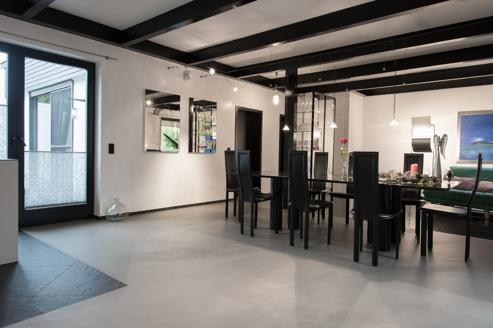 Offenes, Mittelgroßes Modernes Esszimmer ohne Kamin mit weißer Wandfarbe, Betonboden und grauem Boden in Köln