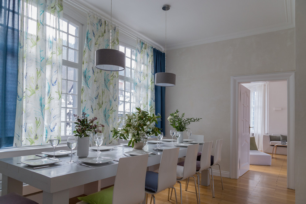 Example of a country dining room design in Cologne