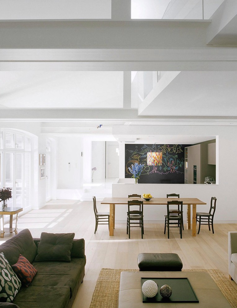 Идея дизайна: большая гостиная-столовая в современном стиле с белыми стенами и светлым паркетным полом