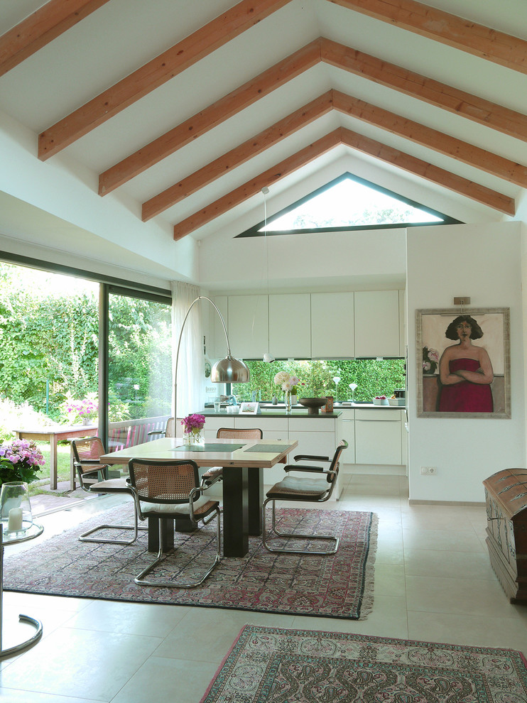 Стильный дизайн: гостиная-столовая среднего размера в современном стиле с белыми стенами и полом из керамической плитки - последний тренд