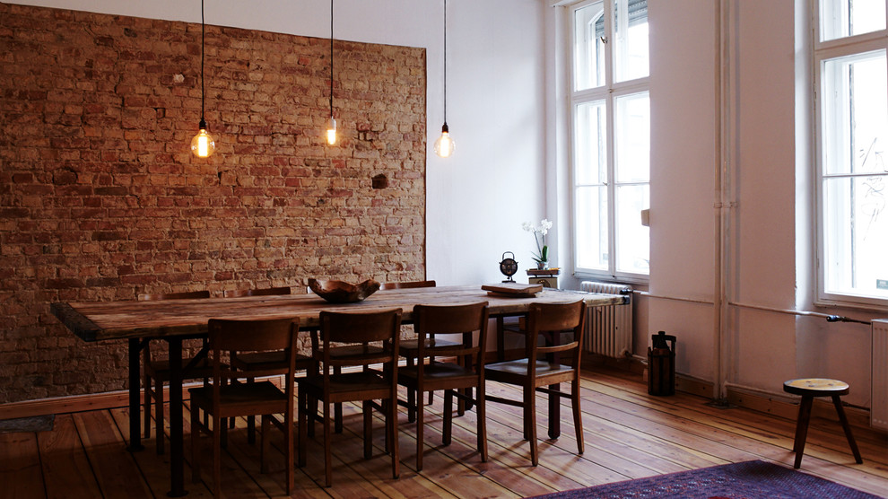Foto de comedor rústico de tamaño medio abierto sin chimenea con paredes blancas y suelo de madera en tonos medios