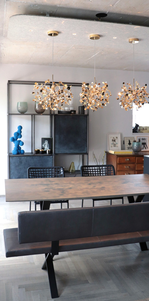 Ispirazione per un'ampia sala da pranzo aperta verso il soggiorno industriale con pareti grigie, pavimento grigio e pavimento in legno verniciato