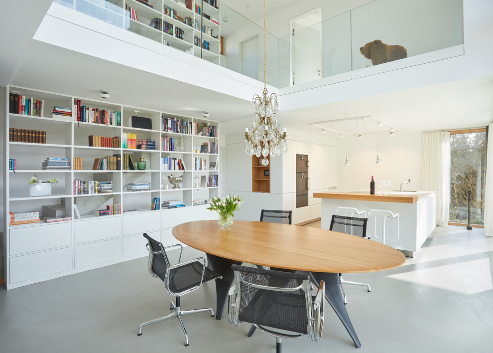 Geräumige Moderne Wohnküche ohne Kamin mit weißer Wandfarbe, Vinylboden und grauem Boden in Stuttgart