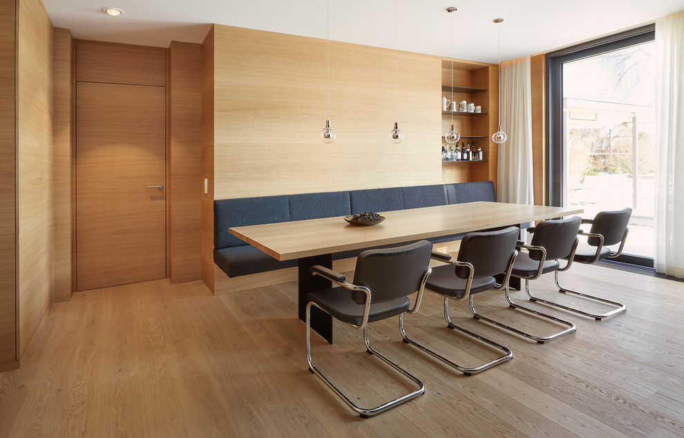 Geschlossenes, Mittelgroßes Modernes Esszimmer ohne Kamin mit beiger Wandfarbe, hellem Holzboden und braunem Boden in Stuttgart