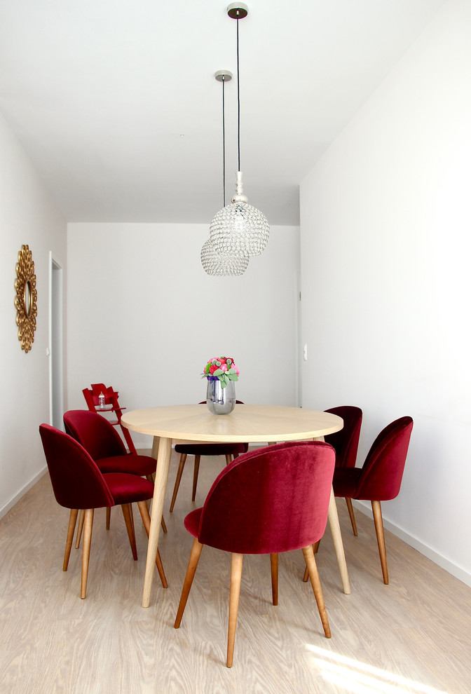 Geschlossenes, Kleines Modernes Esszimmer ohne Kamin mit weißer Wandfarbe, hellem Holzboden und beigem Boden in Frankfurt am Main