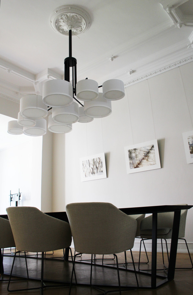 Idee per una grande sala da pranzo minimal con pareti bianche, pavimento in legno massello medio, pavimento marrone e soffitto a cassettoni