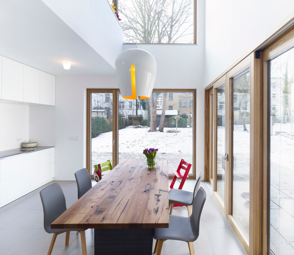 Источник вдохновения для домашнего уюта: столовая среднего размера в стиле лофт с белыми стенами без камина