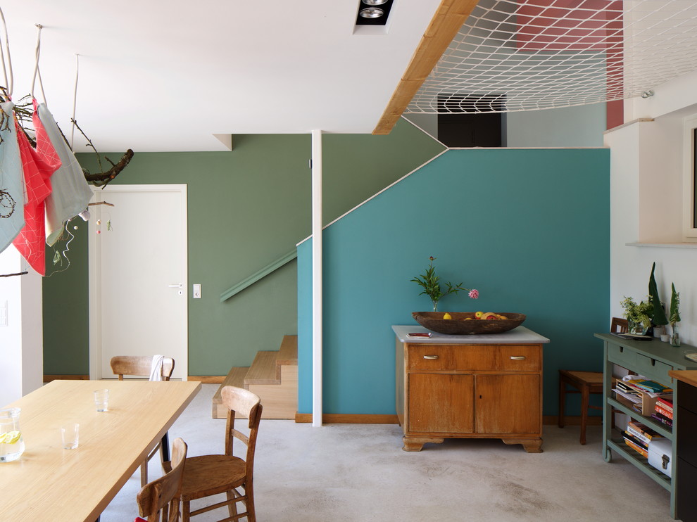 Источник вдохновения для домашнего уюта: столовая в скандинавском стиле с разноцветными стенами, бетонным полом и серым полом