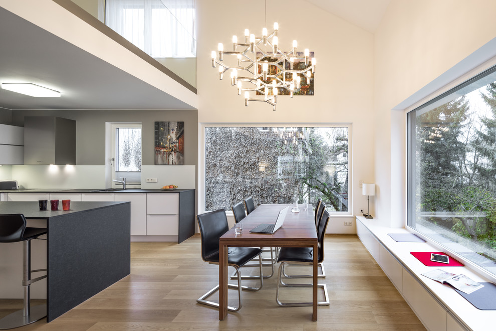 Offenes, Mittelgroßes Modernes Esszimmer ohne Kamin mit beiger Wandfarbe, braunem Holzboden und braunem Boden in Sonstige