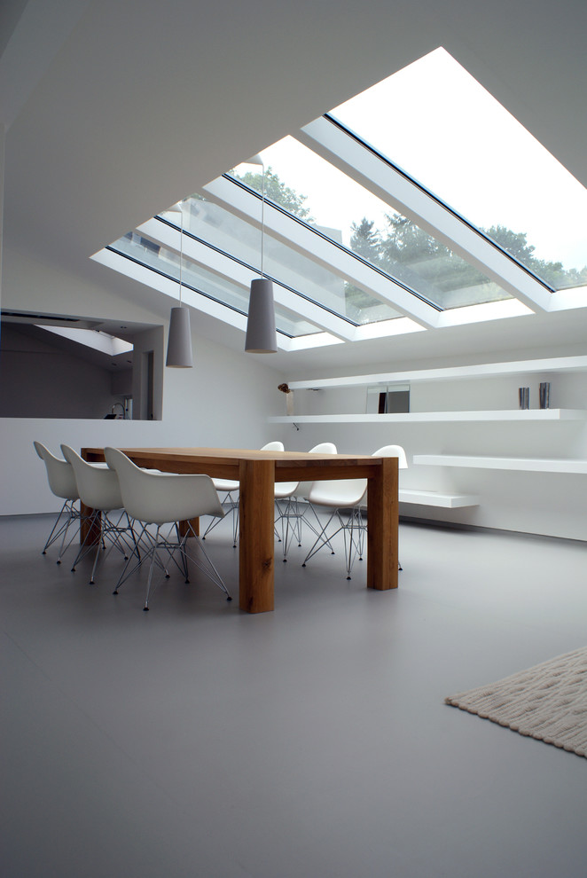 Foto di una sala da pranzo contemporanea con pareti bianche e pavimento grigio