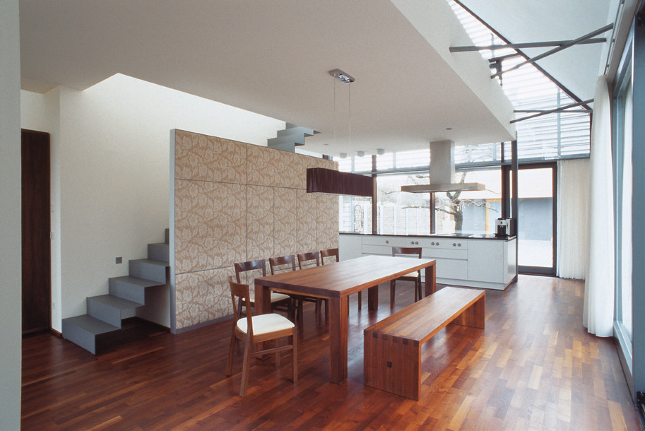 Modernes Esszimmer mit braunem Holzboden in Nürnberg