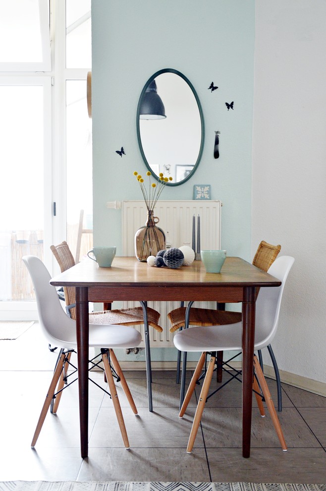 На фото: столовая среднего размера в современном стиле с синими стенами и полом из линолеума без камина