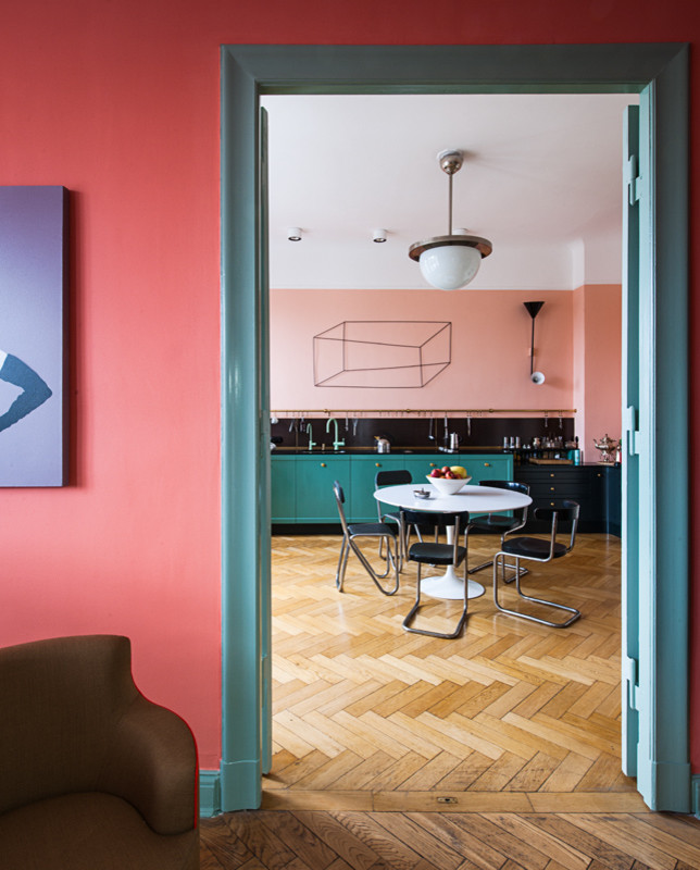 Ispirazione per una sala da pranzo contemporanea di medie dimensioni con pareti rosa e pavimento in legno massello medio