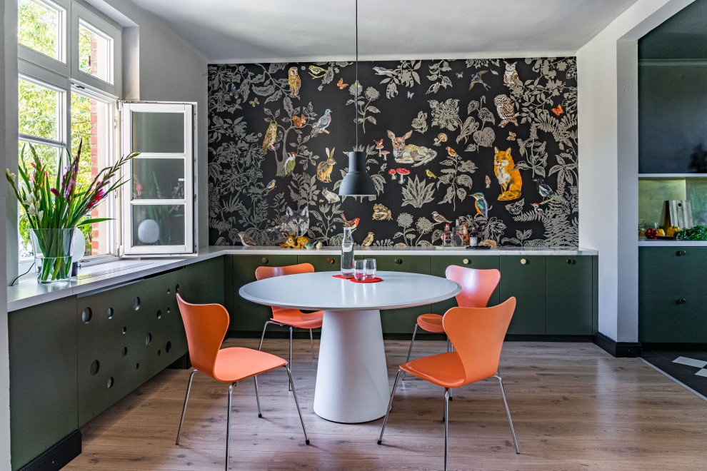 Kleine Industrial Wohnküche mit schwarzer Wandfarbe und hellem Holzboden in Bremen