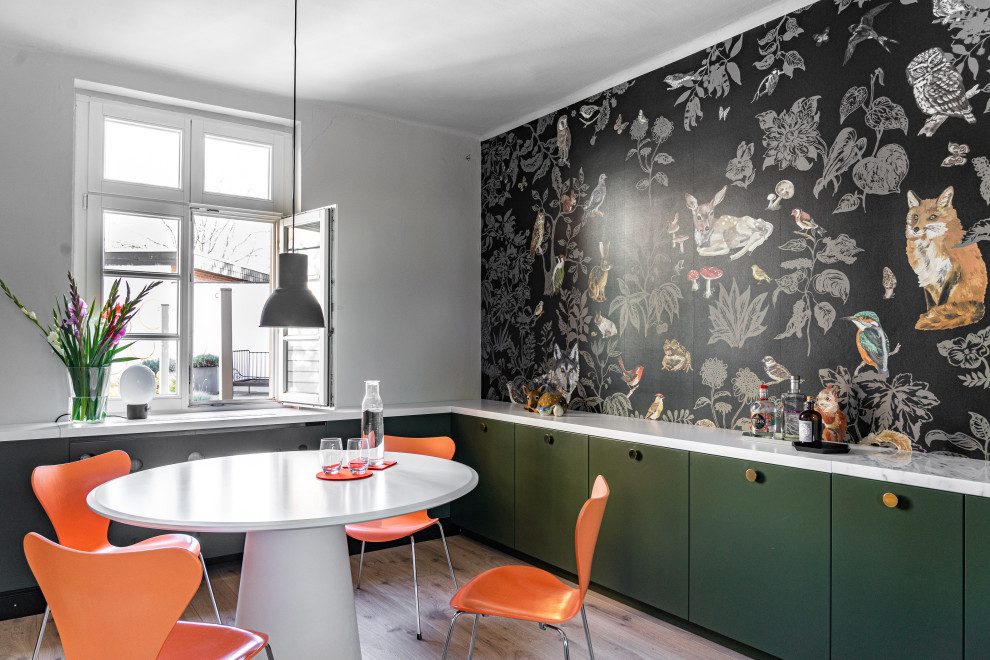 Industrial Wohnküche ohne Kamin mit bunten Wänden und hellem Holzboden in Dortmund