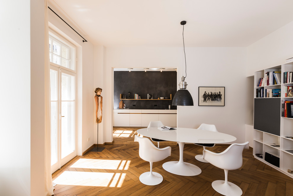 Offenes, Großes Modernes Esszimmer mit weißer Wandfarbe, braunem Holzboden und braunem Boden in München