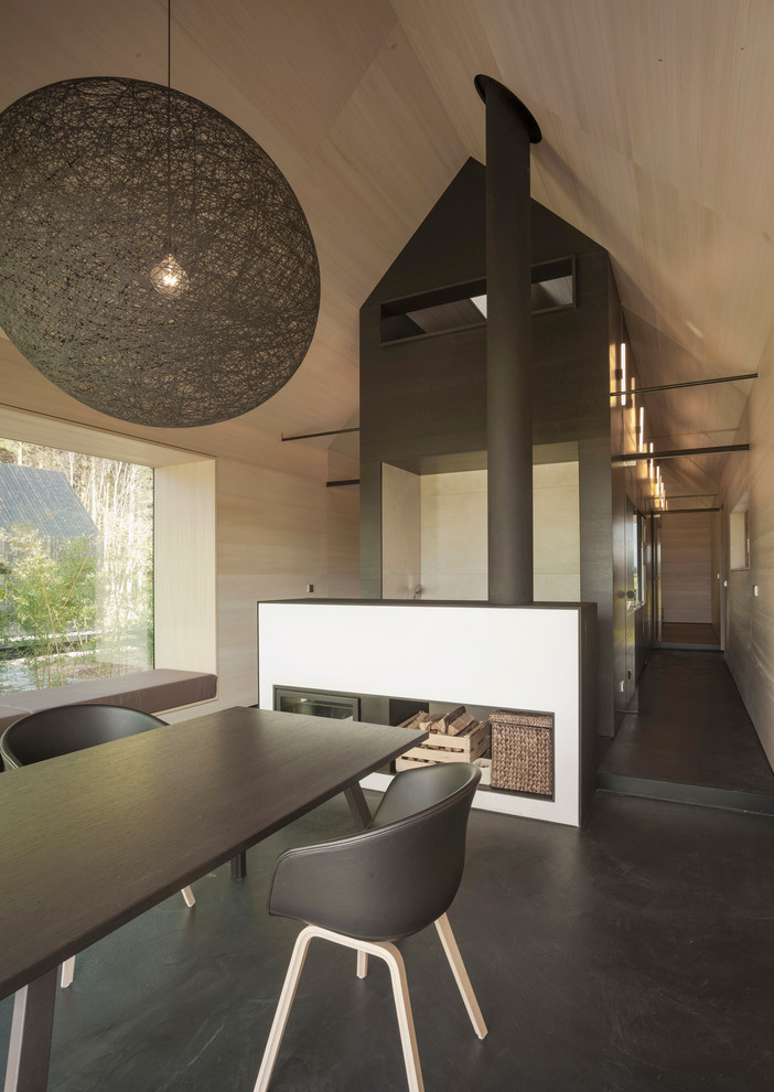 Ispirazione per una grande sala da pranzo aperta verso il soggiorno design con camino classico, cornice del camino in intonaco e pareti beige