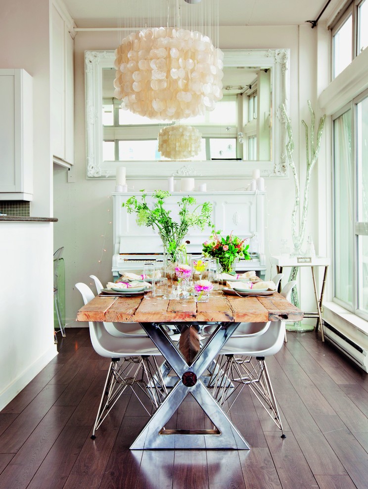Inspiration pour une salle à manger ouverte sur la cuisine style shabby chic avec un mur beige, parquet foncé et aucune cheminée.