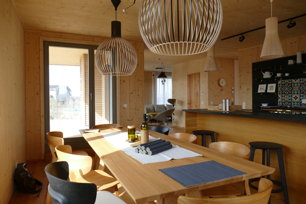 Mittelgroße Rustikale Wohnküche ohne Kamin mit brauner Wandfarbe, hellem Holzboden und braunem Boden in Berlin