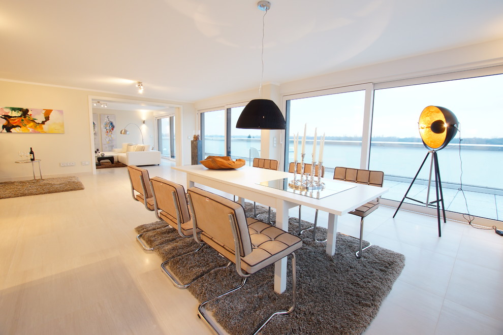 Foto di una grande sala da pranzo aperta verso il soggiorno design con pareti beige