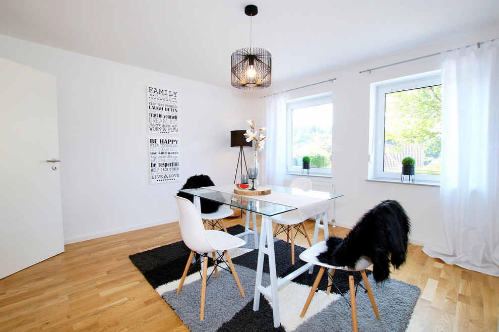 Foto di una piccola sala da pranzo nordica chiusa con pareti bianche, pavimento in legno massello medio e pavimento marrone