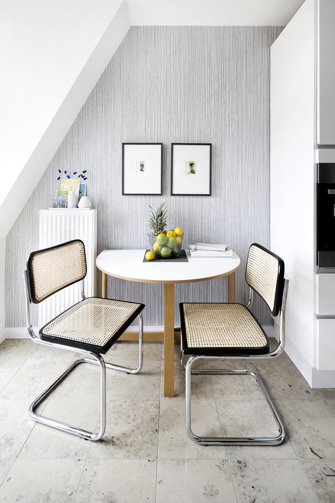 Diseño de comedor contemporáneo pequeño abierto con paredes grises y suelo beige