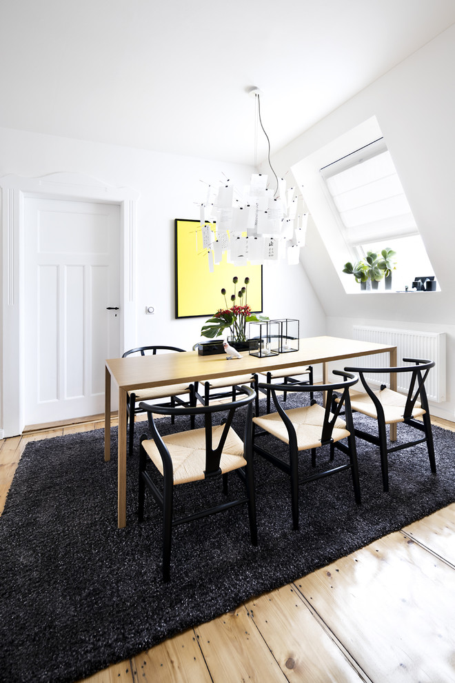 Ejemplo de comedor escandinavo de tamaño medio cerrado con paredes blancas, suelo de madera en tonos medios y suelo marrón