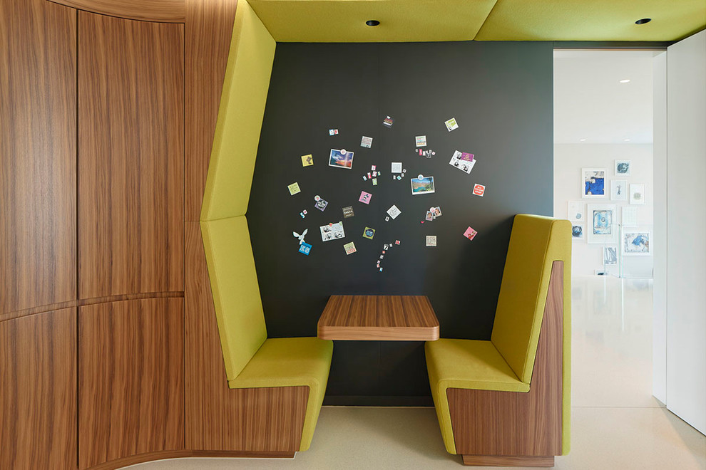 Immagine di una piccola sala da pranzo aperta verso il soggiorno contemporanea con pareti nere e pavimento beige
