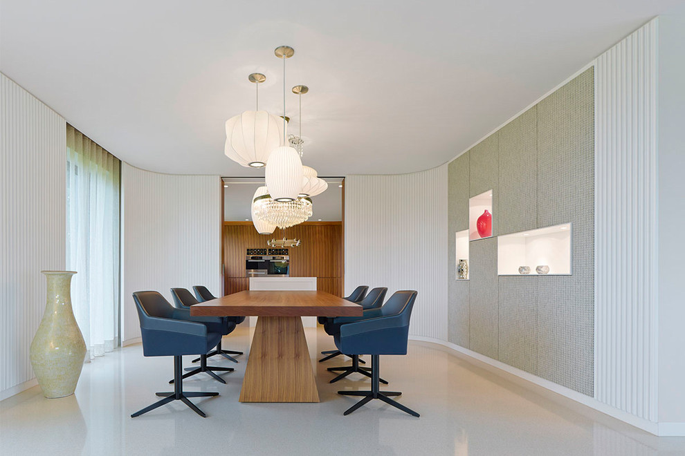Immagine di una sala da pranzo aperta verso il soggiorno minimal di medie dimensioni con pareti bianche, pavimento in terracotta e pavimento beige