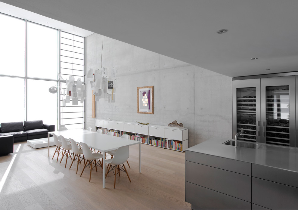Идея дизайна: большая гостиная-столовая в современном стиле с серыми стенами и светлым паркетным полом