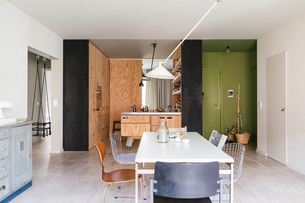Ejemplo de comedor escandinavo de tamaño medio abierto con paredes blancas y suelo de madera clara