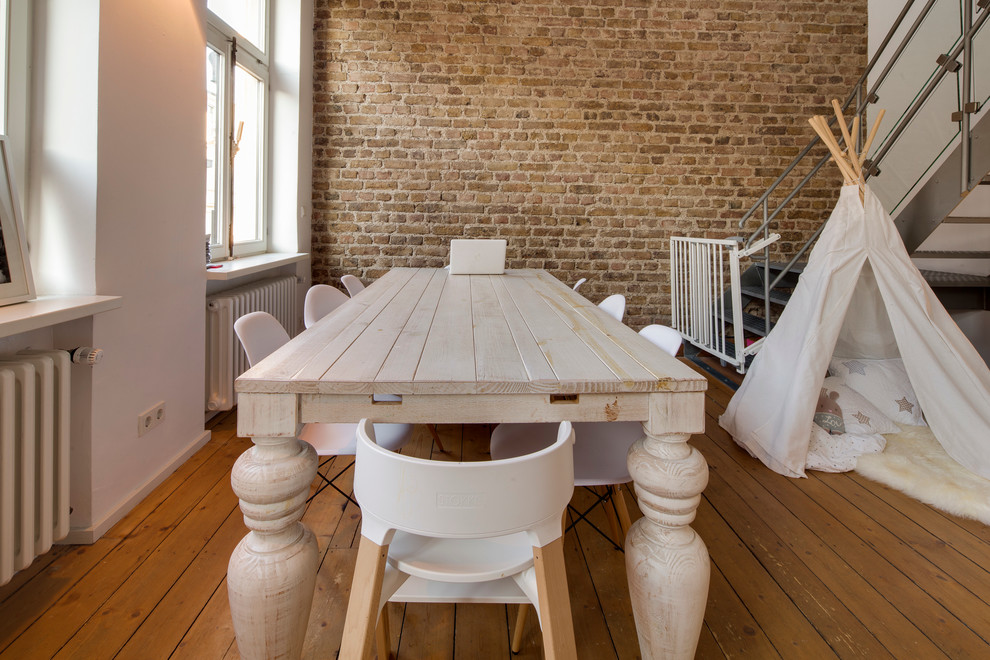 Ispirazione per una sala da pranzo industriale con pavimento in legno massello medio