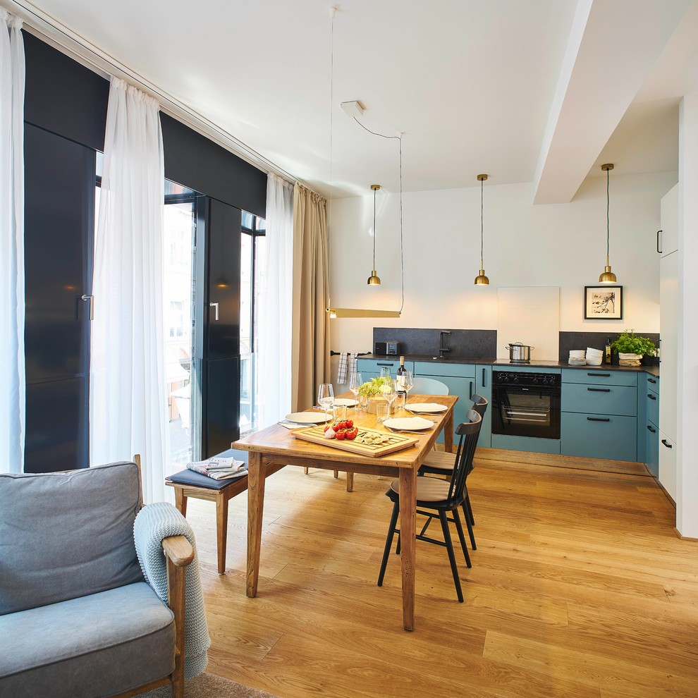 Modelo de comedor de cocina contemporáneo de tamaño medio con paredes blancas, suelo de madera en tonos medios y suelo beige